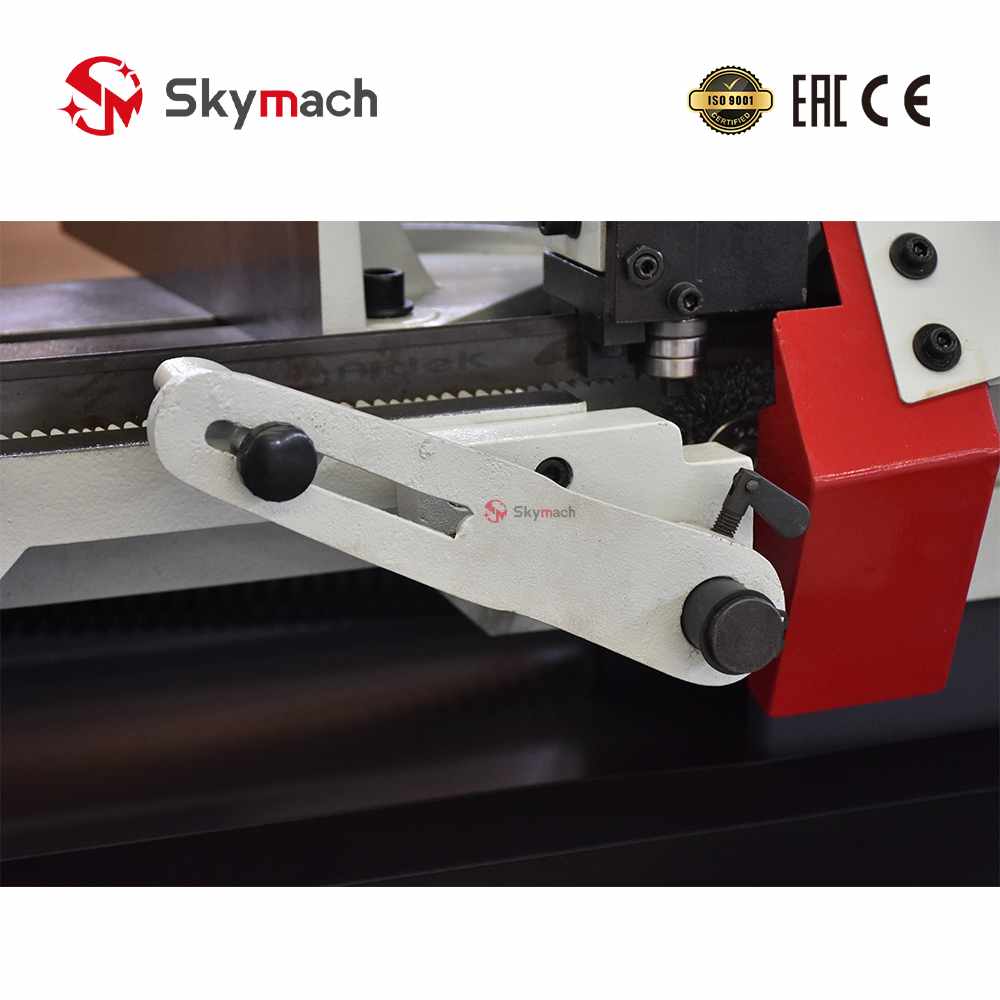 Cost-effective BS1018B bandsaw with precision guides for accurate cut-off of metal stock.