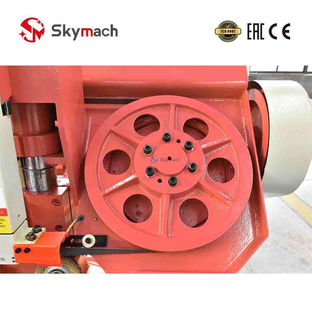 Semi-automatic GH4230 bandsaw with programmable logic control (PLC) and integrated safety guards.