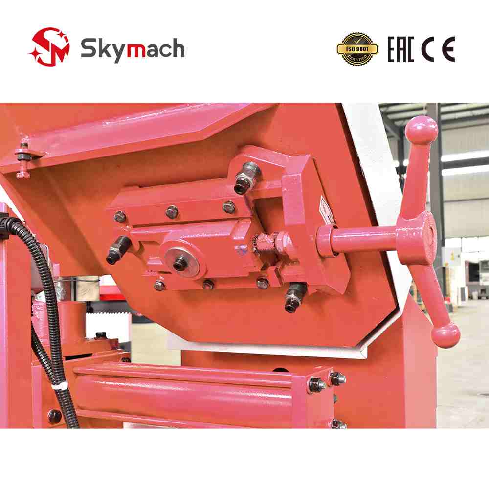 Semi-automatic GH4230 bandsaw with programmable logic control (PLC) and integrated safety guards.