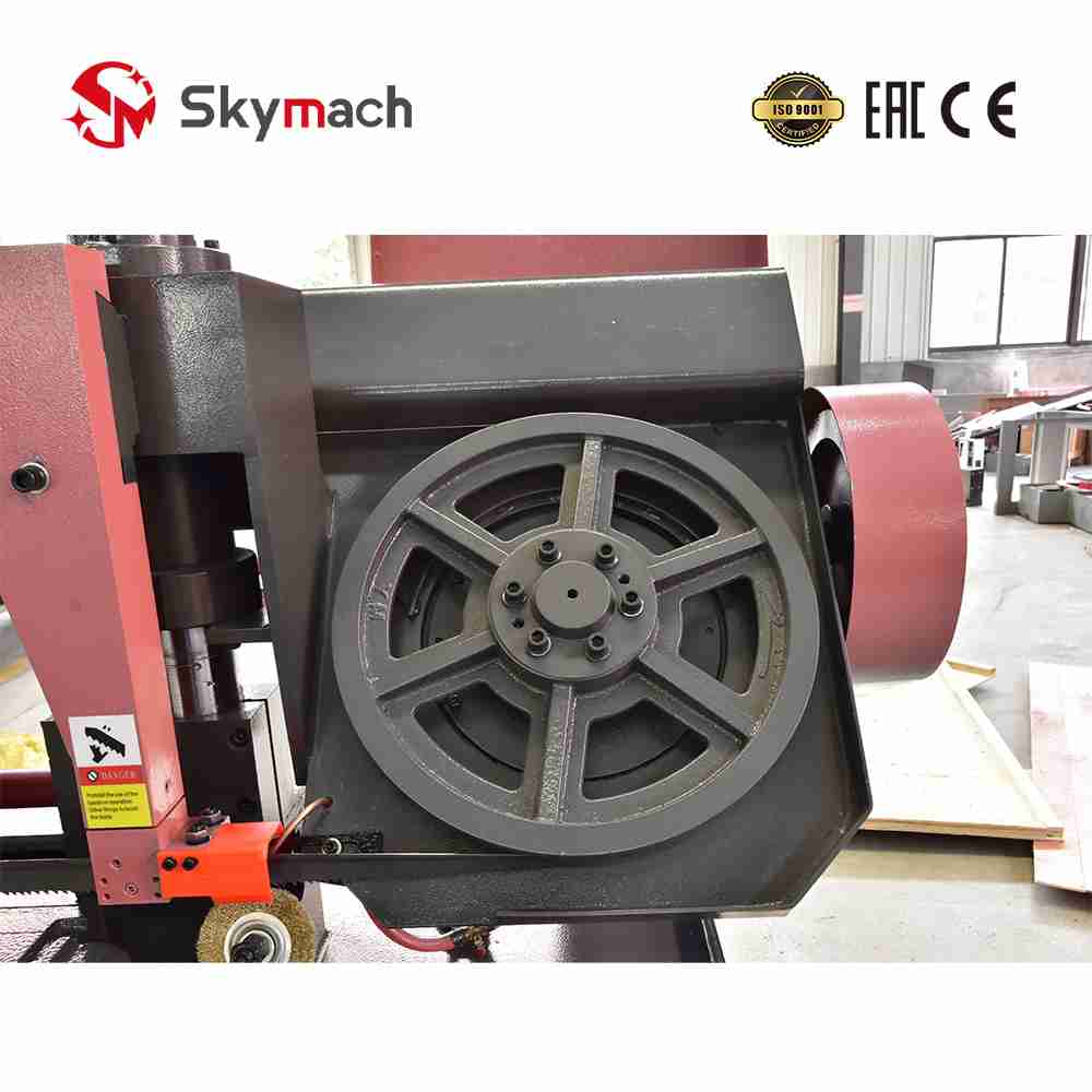 Semi-automatic GH4235 bandsaw with programmable logic control (PLC) and integrated safety guards.