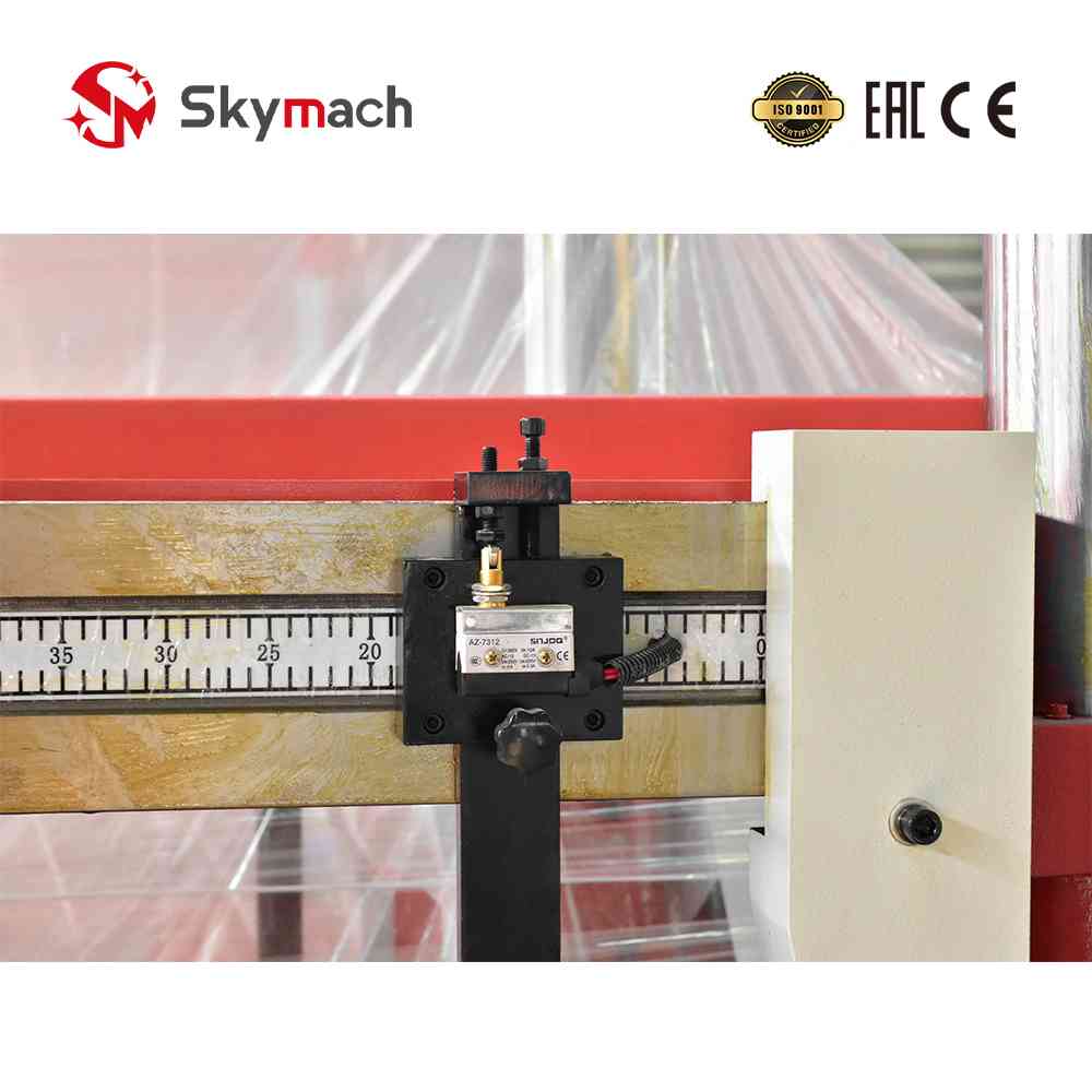 Precision GH4250 Bandsaw with rigid metal construction for accurate cuts