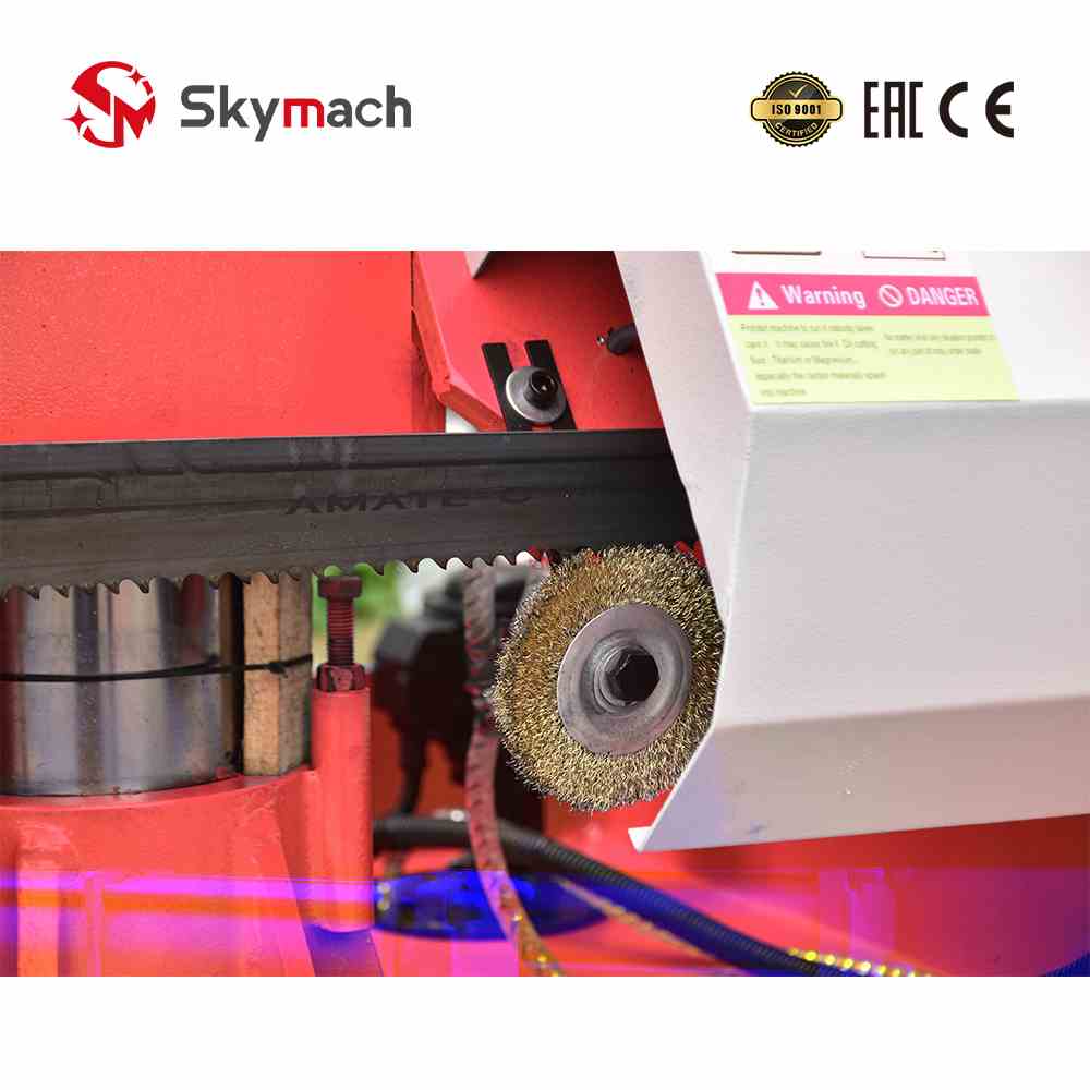 Heavy-duty horizontal bandsaw GHS426 for large diameter metal bars and beams. Built for demanding industrial applications.