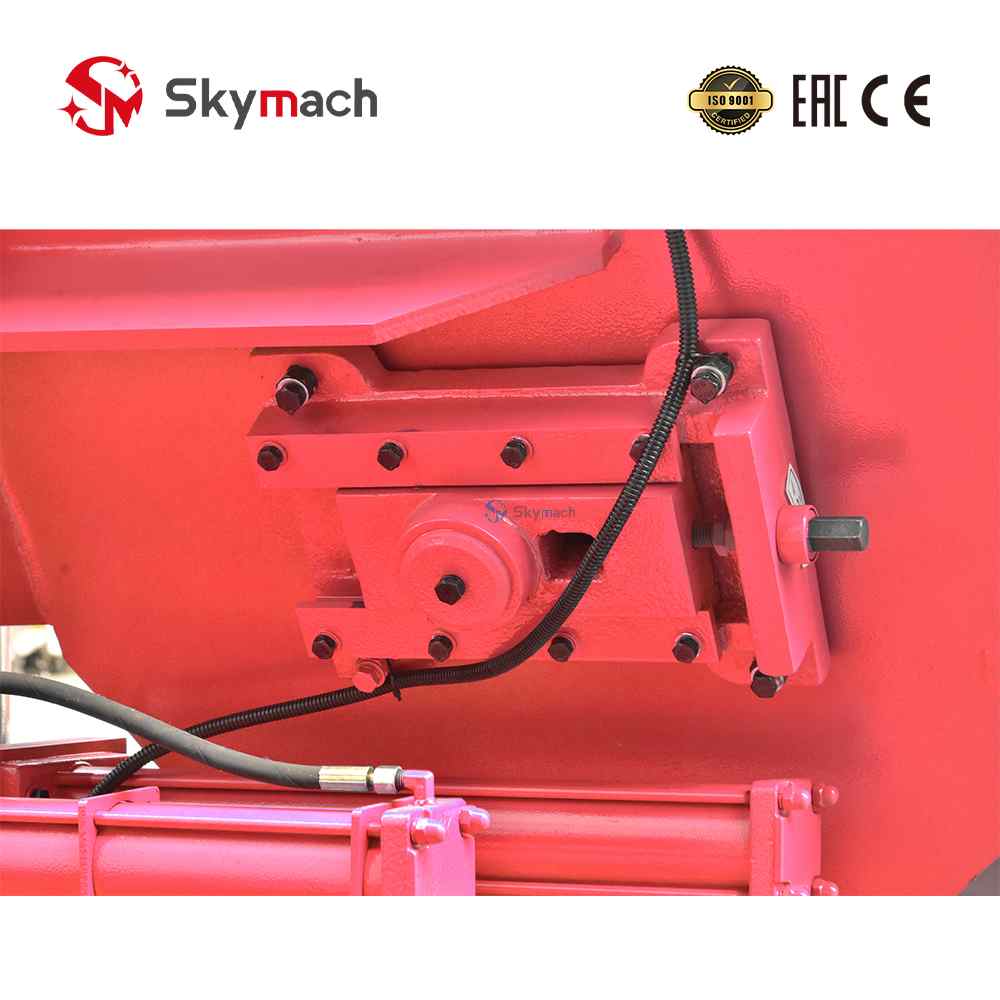 Heavy-duty horizontal bandsaw GHS426 for large diameter metal bars and beams. Built for demanding industrial applications.