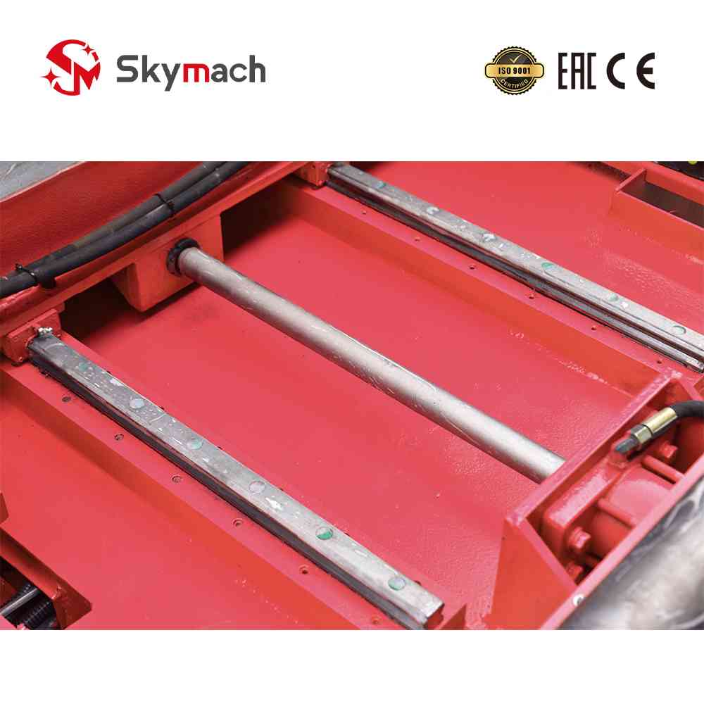 Heavy-duty horizontal bandsaw GHS426 for large diameter metal bars and beams. Built for demanding industrial applications.