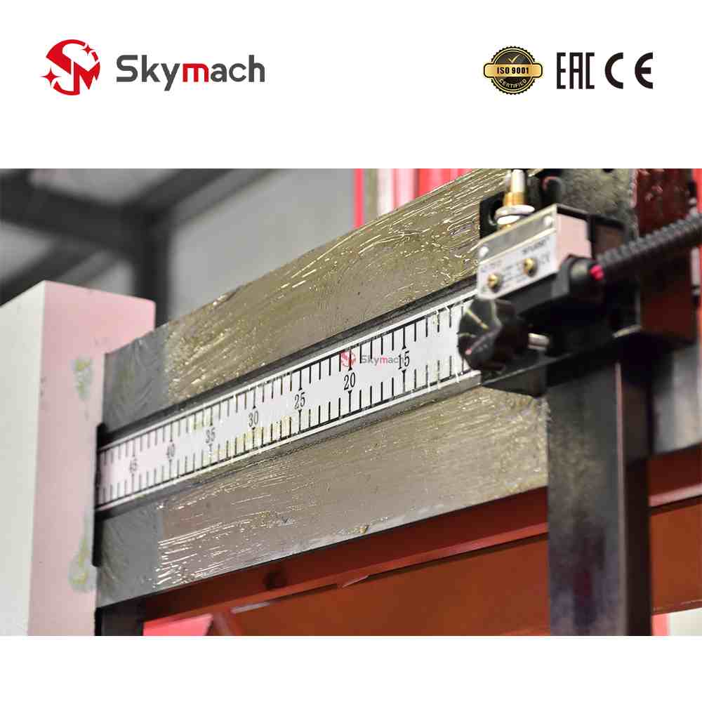 Complete workshop solution: HS7140 CNC bandsaw with metal body, PLC automation, and color options.