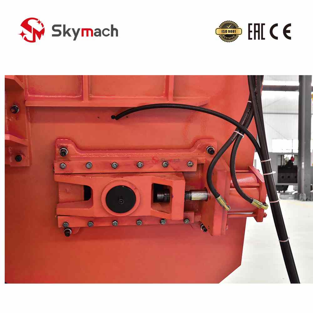 Complete workshop solution: HS7140 CNC bandsaw with metal body, PLC automation, and color options.