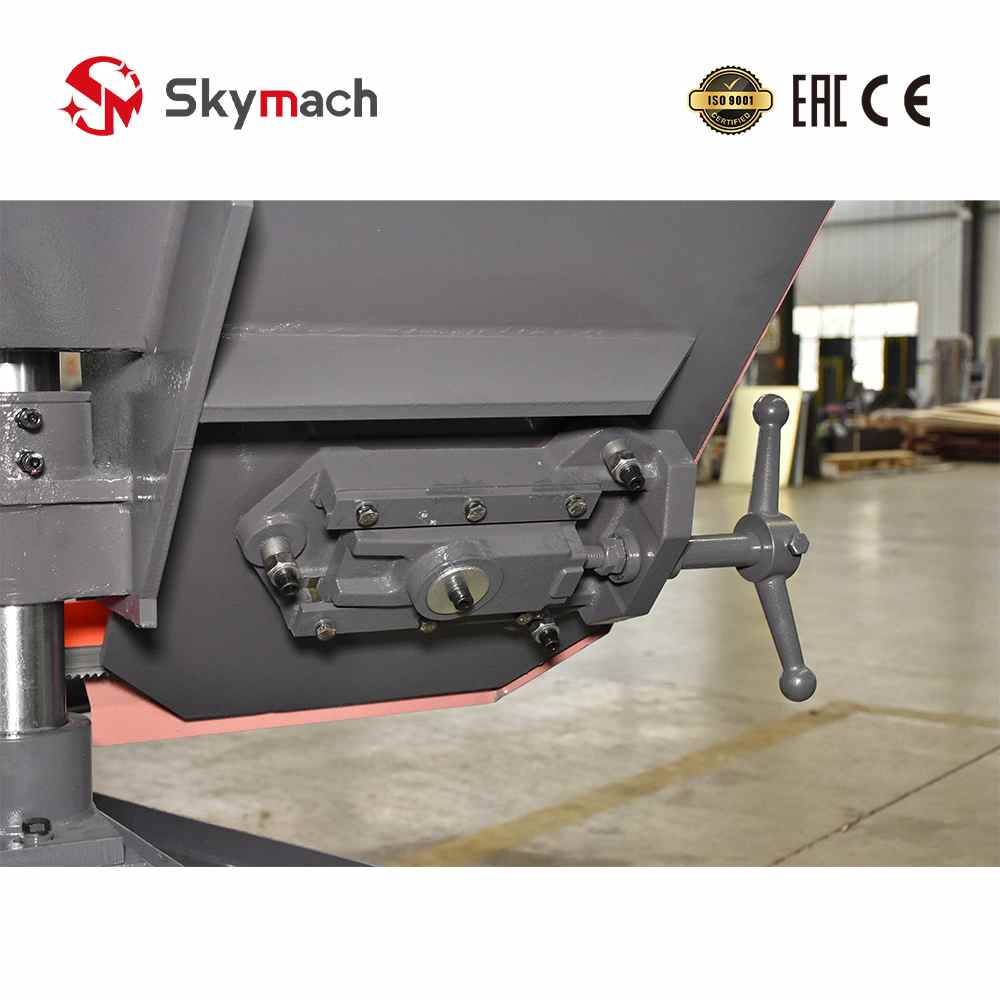 Technologically advanced GHZ4230 CNC bandsaw featuring metal bed structure and semi-automatic PLC control.